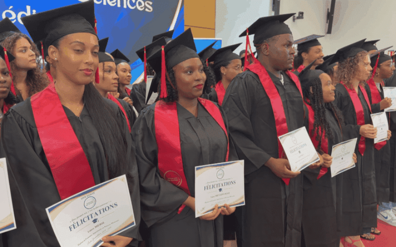 la1ere's tweet photo. 🟡Le pari de la formation médicale aux Antilles franchit une nouvelle étape avec 80 diplômés

➡️Ils sont la première promotion à avoir réalisé la totalité de leurs études de médecine à l'université des Antilles.

🖥️📲https://t.co/j7d0wwb1ul https://t.co/OoeFz5W8Fa