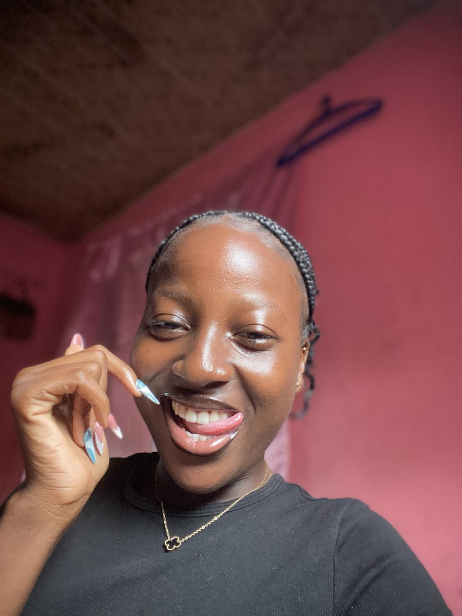 Simmy_ceo's tweet photo. Posting more of my face since y’all like ittt 😂😭❤️ . I’m open for face modeling also btw 🙂‍↔️🩵 https://t.co/kWpyJecxmb