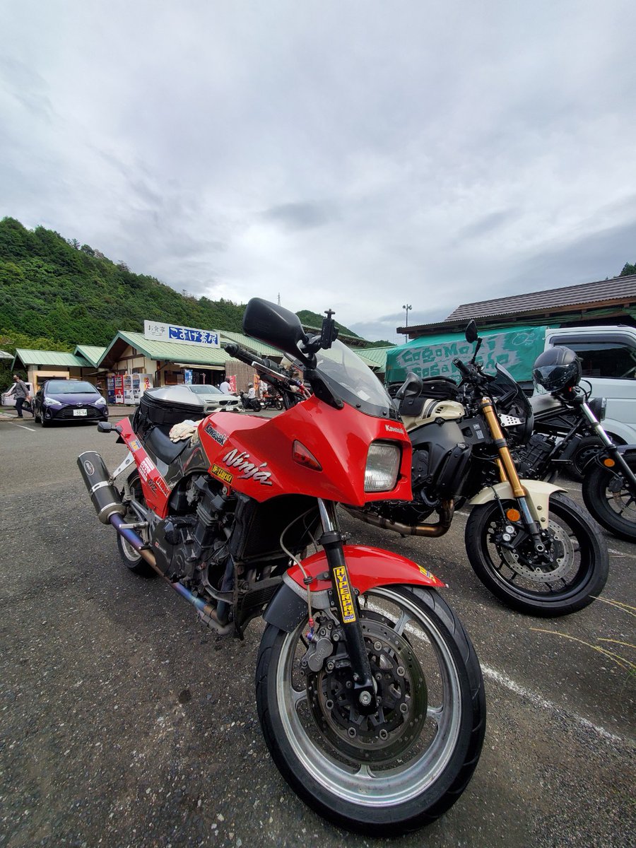 h4pObLTjog9899's tweet photo. 飲む生しぼりモンブラン到着。

秋は、これが無いと始まらないですね。

そして、クロカッサンシューにも、モンブラン味が追加されていたのを、見逃しませんでしたよ！

食べてないので、次回食べます。😊

バイクの写真を撮り忘れる所でした。😗

#Gpz900r
#忍者
#HaneCafe
#ハネカフェ
#アポロベース https://t.co/MMUC7EspmH