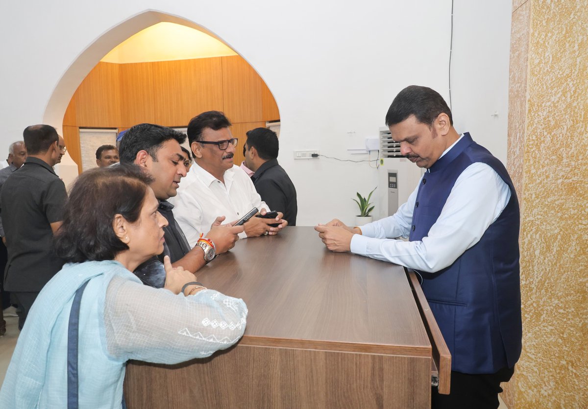 CMOMaharashtra's tweet photo. 🔸मुख्यमंत्री देवेंद्र फडणवीस यांनी आज नागपूर येथील रामगिरी या शासकीय निवासस्थानी भेटायला आलेल्या नागरिकांशी संवाद साधत त्यांची निवेदने स्वीकारली.

🔸मुख्यमंत्री देवेंद्र फडणवीस इन्होने आज नागपुर के रामगिरी इस सरकारी आवास पर उनसे मिलने आए नागरिकों से संवाद कर उनके ज्ञापन स्वीकार किए।

 20-9-2026 📍Nagpur | २०-९-२०२६ 📍नागपूर.

@Dev_Fadnavis 
#Maharashtra #DevendraFadnavis #Nagpur