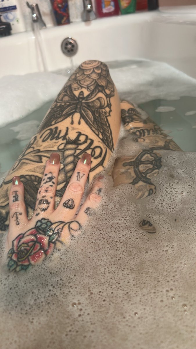 MsBlunt83's tweet photo. Anyone fancy joining me? 😜😜😈😈

#sellingcontent #buyingcontent #newseller #ukseller #viral #fypシ゚viral 
#repost #retweet https://t.co/vmjFQr4pry