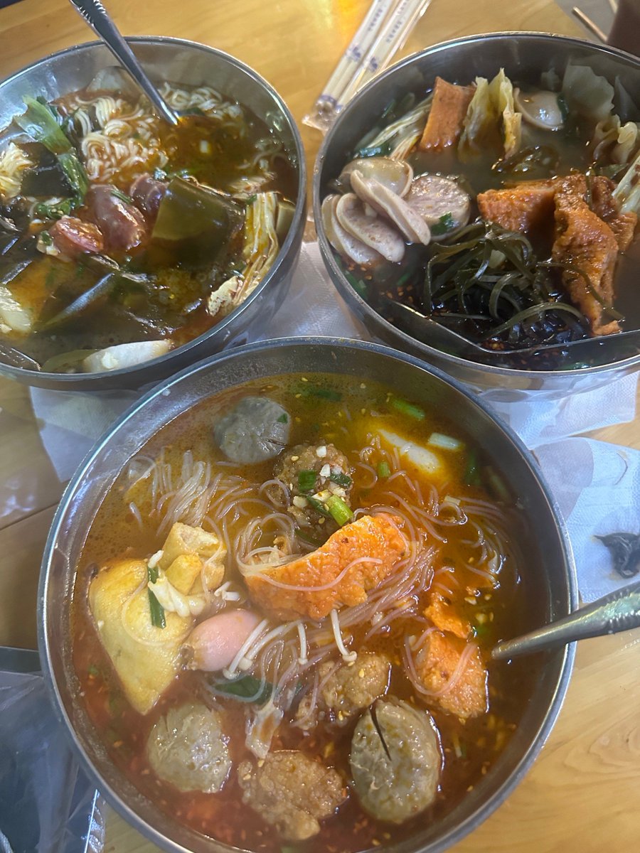 terjaniteria2's tweet photo. Late-night stall serves hot miso soup and grilled rice balls. A quiet bite after a long day makes everything softer. ， https://t.co/1COvEUD5vz