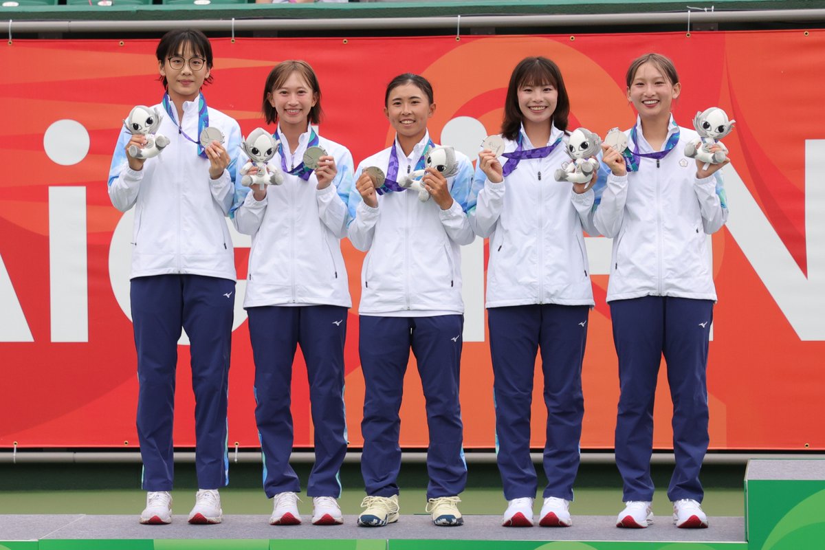 JSTA_official's tweet photo. 🌏国際大会情報🇯🇵
#第20回アジア競技大会
#愛知名古屋2026
／
📣 女子チームが前回大会に続き優勝！連覇達成

◎女子国別対抗　最終結果

第１位　日本
第２位　中華台北
第３位　フィリピン
第３位　韓国

■日本女子チーム・メンバー

天間 麗奈
宮前 希帆
岩倉 彩佳
前田 梨緒
中谷 さくら

📎アジア競技大会速報✅
https://t.co/gGvY9oRAYA
応援宜しくお願いいたします🔥
＼
🇯🇵 #TEAMJAPAN 情報⬇️
https://t.co/Y6YGhgtGfz

日程✅
9月18日（金）：国別対抗 予選
9月20日（日）：国別対抗 準決勝・決勝
9月21日（月・祝）：ミックスダブルス
9月22日（火・祝）：シングルス 予選
9月23日（水・祝）：シングル�� 準決勝・決勝

#softtennis #ソフトテニス #ともに一歩踏み出す勇気