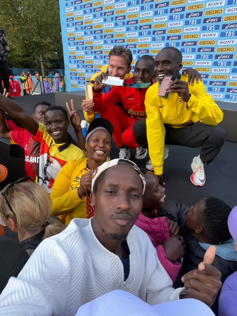 UgaAthletics2's tweet photo. 🇺🇬🇺🇬🇺🇬🇺🇬🇺🇬
Bronze medalist in the men's half marathon | World Athletics Road Running Championships @joshuacheptege1 https://t.co/lgYGVpG1uE