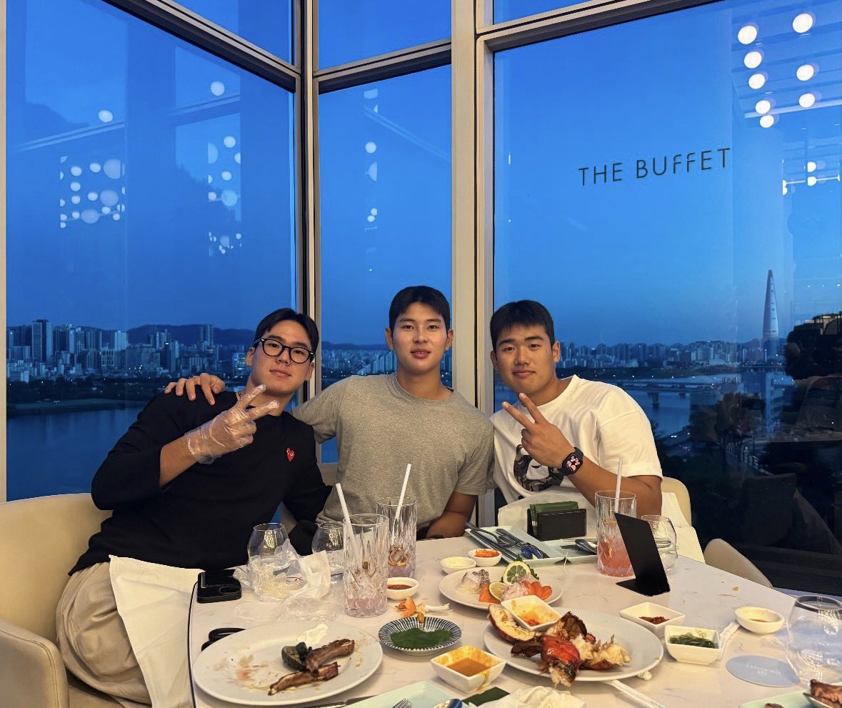 valentinight's tweet photo. 아니 하엄김 이색히들 고용안정이라고 드랲 전날 뷔페 조지는거솔직히부럽다 https://t.co/ztQDH1nM3t