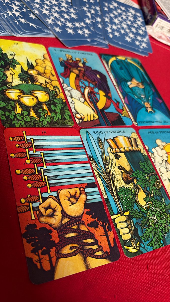vqcillator's tweet photo. @vanishare Amiga, eu comprei esse recentemente, é o morgan greer tarot https://t.co/BGJKDrS0wZ