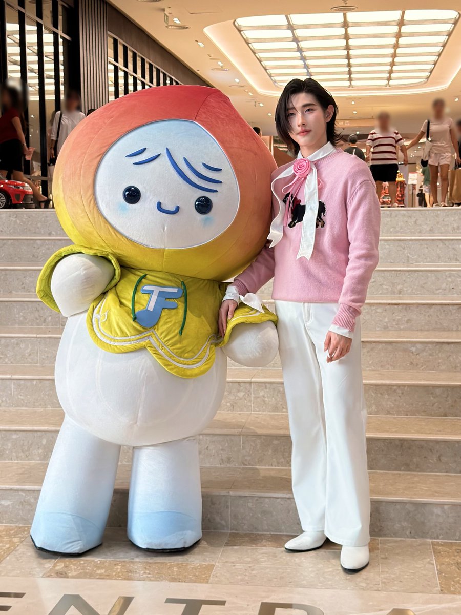 DomundiTV's tweet photo. พบกับ “เทดดี้” @teddyyy_____s และ “น้องเรนนี่” @Rainy_Domundi ได้ในงาน CENTRAL BANGNA NEW TO MEET YOU ✨

#CentralBangnaxTeddy 
#CentralBangnaxRainy https://t.co/FEmPPC5KsV