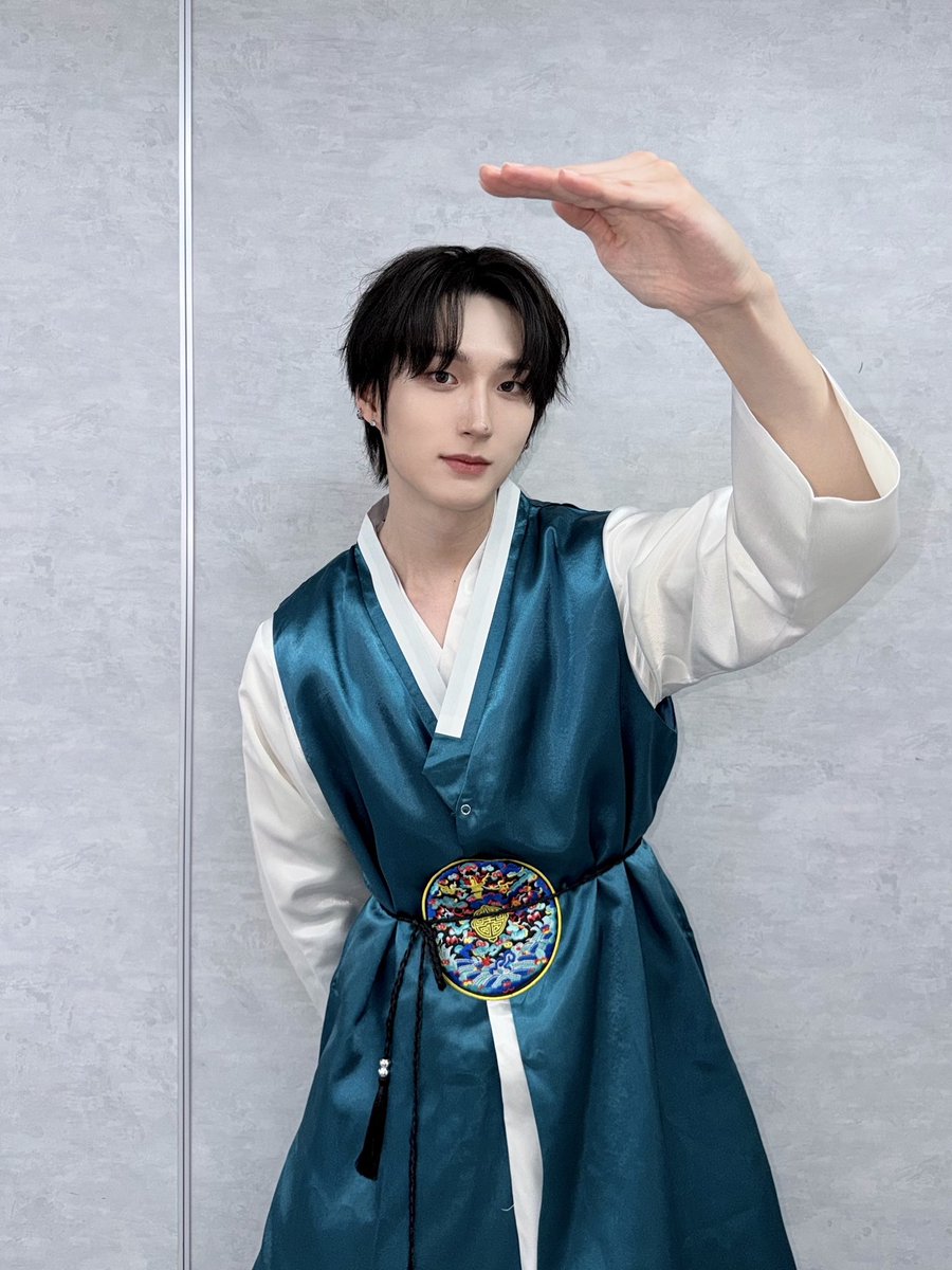 XODIAC_MEMBERS's tweet photo. [#범수] 

🙇🙇‍♀️🙇‍♂️

#XODIAC #소디엑 #BEOMSOO #범수 https://t.co/yIBm8m2CqD