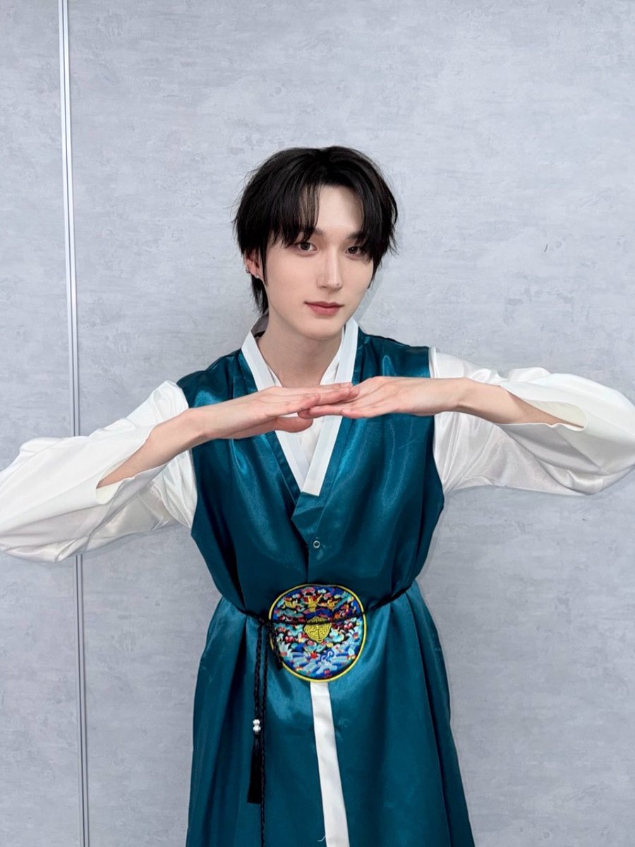 XODIAC_MEMBERS's tweet photo. [#범수] 

🙇🙇‍♀️🙇‍♂️

#XODIAC #소디엑 #BEOMSOO #범수 https://t.co/yIBm8m2CqD