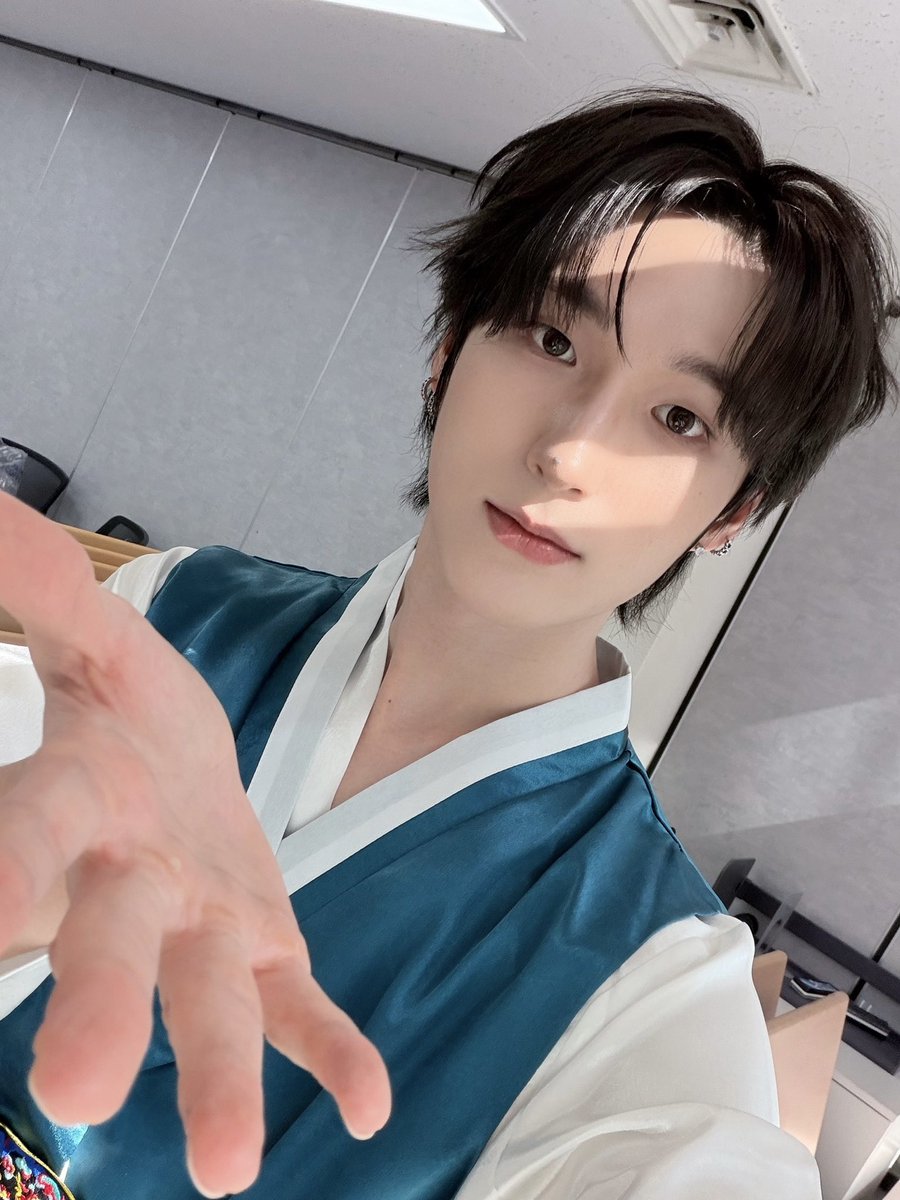 XODIAC_MEMBERS's tweet photo. [#범수] 

🙇🙇‍♀️🙇‍♂️

#XODIAC #소디엑 #BEOMSOO #범수 https://t.co/yIBm8m2CqD