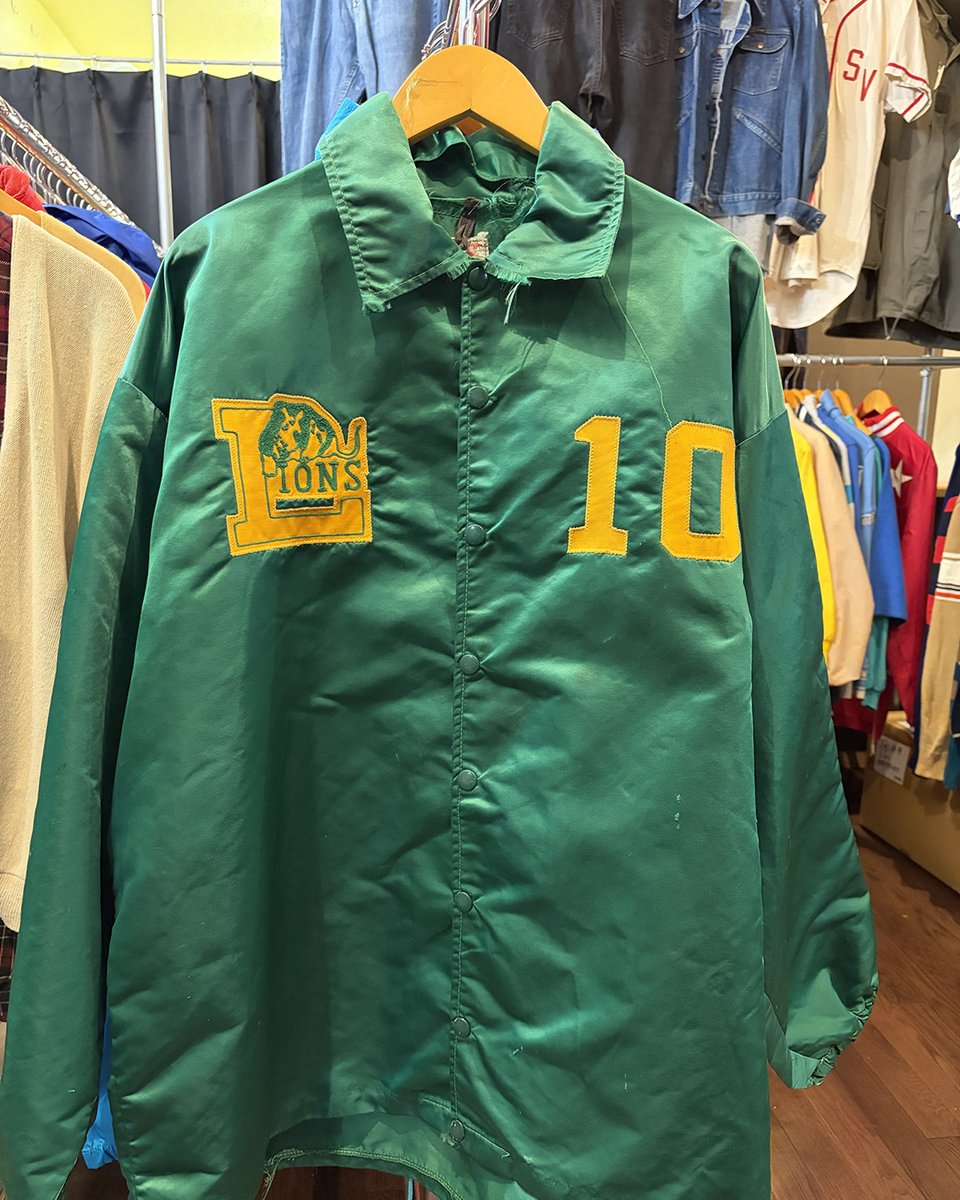 idinfo0942's tweet photo. グリーンのサテンコーチジャケット。胸に「LIONS」のチェニールワッペンと背番号「10」、背中には「Borah」の刺繍。

タグは「Bob Kleffner Specialists in Sports」、サイズ40。

サイズは店頭でご確認ください。久留米市六ツ門町21-2、二番街商店街 https://t.co/CltSsGo2jW