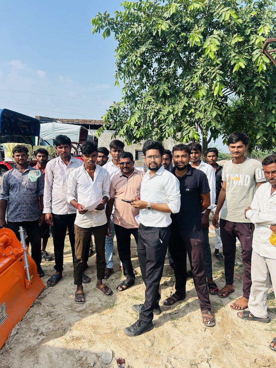 mahipalsin_'s tweet photo. 🌾 ખેડૂતની સાથે ગ્રામસેવક

મીઠાપુર ગામના ખેડૂતો ગ્રામસેવકોની કામગીરી અને તેમની ન્યાયસંગત માંગણીઓ અંગે પોતાનો અભિપ્રાય આપી સમર્થન વ્યક્ત કરી રહ્યા છે.

#GramsevakNyayLadat @CMOGuj @jitu_vaghani @irushikeshpatel https://t.co/Y51WJWLiEV