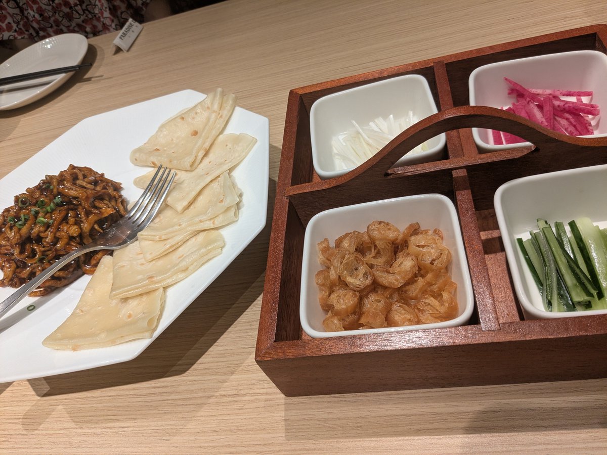 potek0oO's tweet photo. メタセコイヤ並木いっきた！
晩ごはんは中華ー！！　秀くん連れてきたらよかった😫 https://t.co/PFed3a9yhs