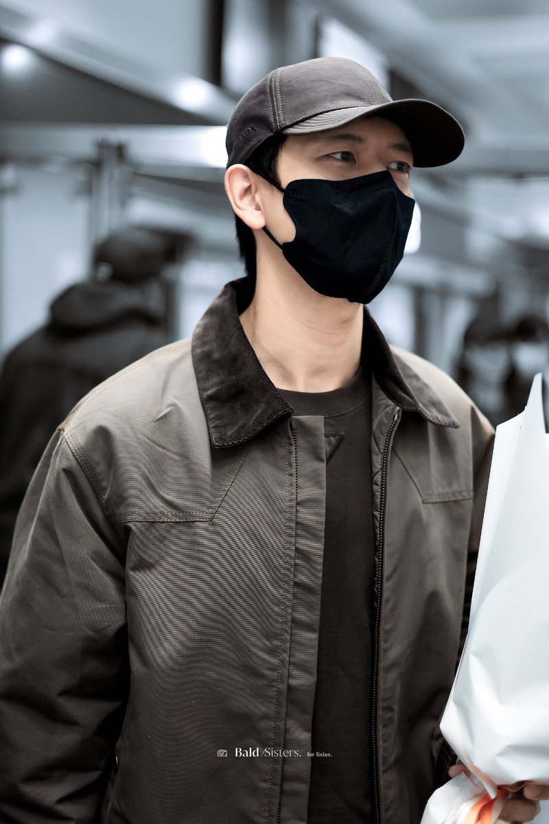 1019source's tweet photo. 260920 Li Xian in Milan for @Prada 🇮🇹
#LiXian #李现 #PradaSS27 ©BaldSisters https://t.co/yhR5BXFCYL