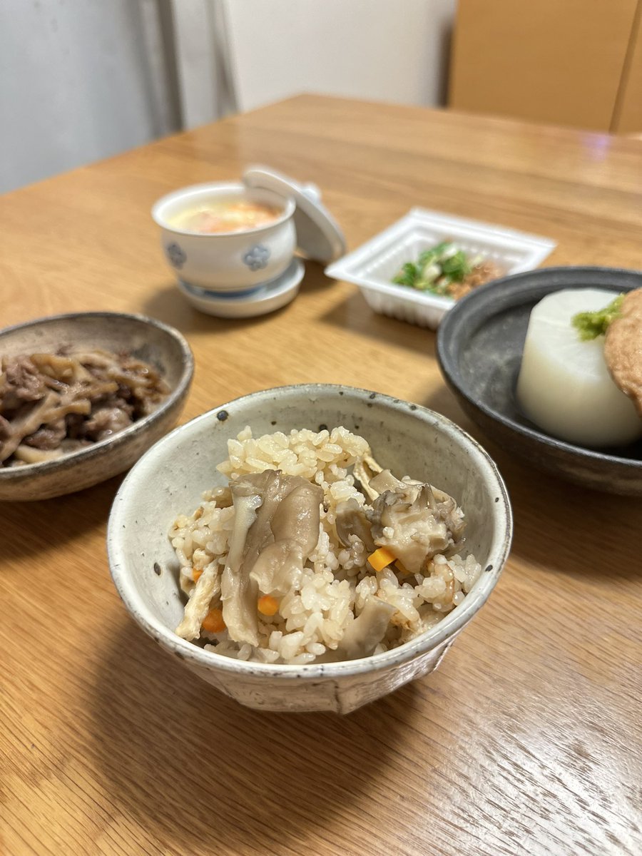 24h365X's tweet photo. 今夜の晩ごはん
#舞茸の炊き込みご飯
#牛肉と蓮根のしぐれ煮
#ふろふき大根とさつま揚げ
#茶碗蒸し
#納豆 https://t.co/AFbmJKaUHB