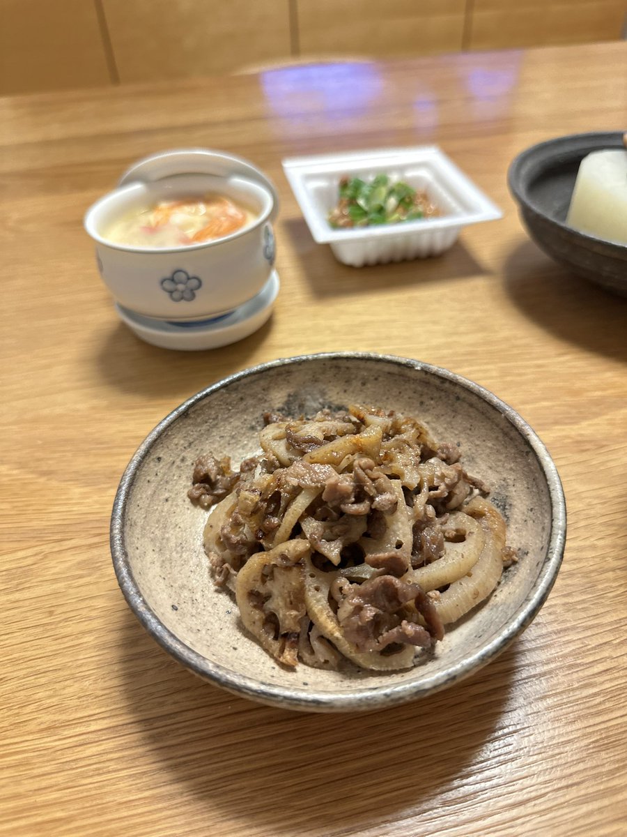 24h365X's tweet photo. 今夜の晩ごはん
#舞茸の炊き込みご飯
#牛肉と蓮根のしぐれ煮
#ふろふき大根とさつま揚げ
#茶碗蒸し
#納豆 https://t.co/AFbmJKaUHB