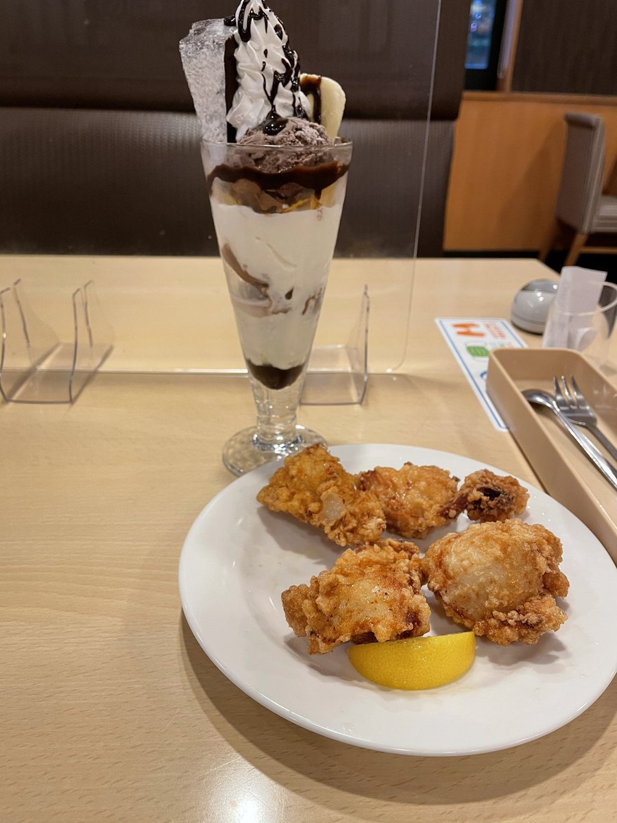 mitani00tn's tweet photo. 友達と昔のツイート遡って話してたらジョナパフェの写真出てきたから｢昔のジョナサンのパフェって氷刺さってたっけw｣って言って笑ってたら、友達が｢それ氷じゃなくてガトーショコラだろ｣って言われてドカ笑いした。いらんトリックアート https://t.co/PkFlkFz5Zf