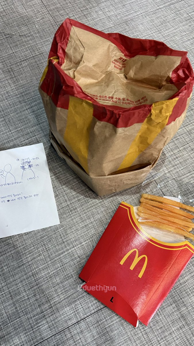 duethyun's tweet photo. 맥날 감튀댛냥이 
맥날 감튀샷 🍟 https://t.co/6GJOywVvOa