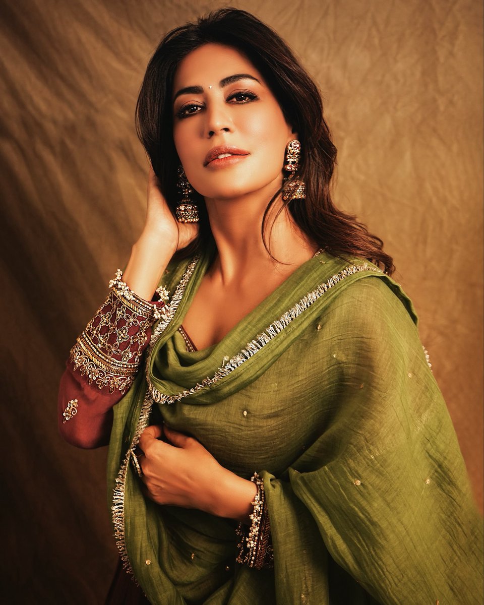 IChitrangda's tweet photo. Happy Ganesh chaturthi 
✨🌺💛

Outfit :  @theofficialhirikadhruti
Jewellry : @theauricjewels @curiocottagejewelery 
Footwear :  @fizzygoblet
Make Up : @nishisingh_muah
Hair : @little_hair_poetry
Photographer : @tejasmgaikwad
Styling :  @eshaamiin1 https://t.co/L9nDaNjcHv