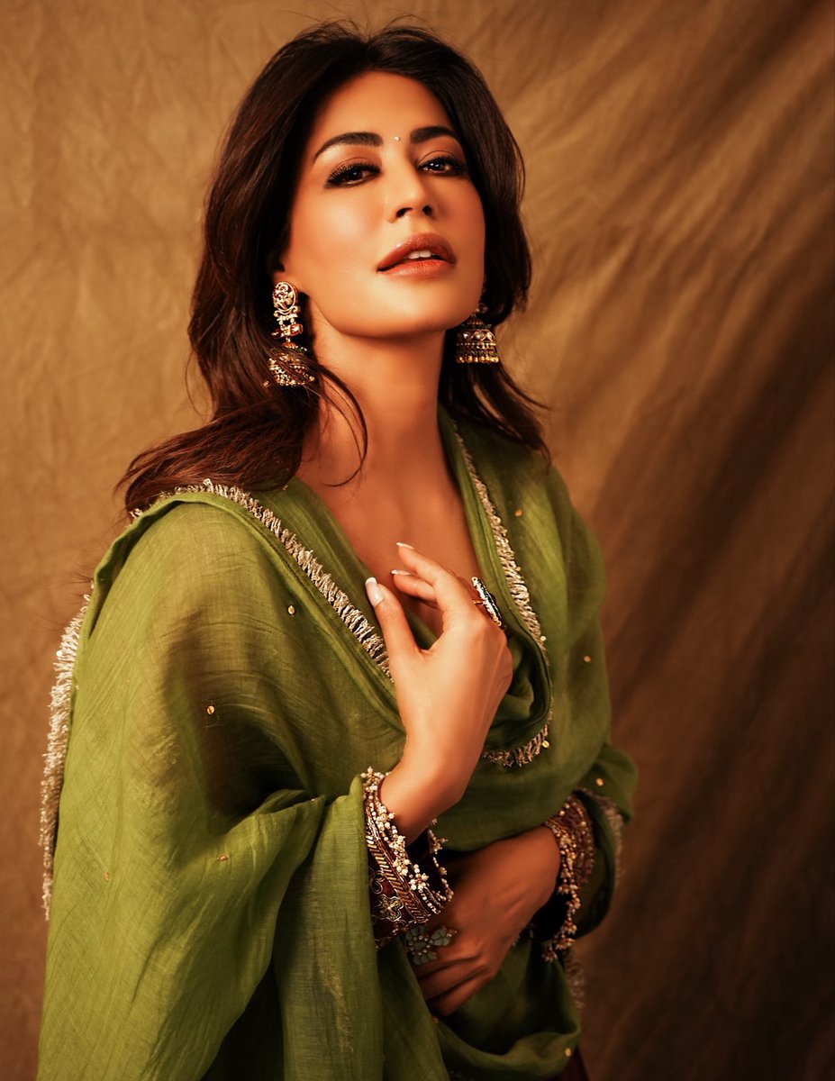 IChitrangda's tweet photo. Happy Ganesh chaturthi 
✨🌺💛

Outfit :  @theofficialhirikadhruti
Jewellry : @theauricjewels @curiocottagejewelery 
Footwear :  @fizzygoblet
Make Up : @nishisingh_muah
Hair : @little_hair_poetry
Photographer : @tejasmgaikwad
Styling :  @eshaamiin1 https://t.co/L9nDaNjcHv
