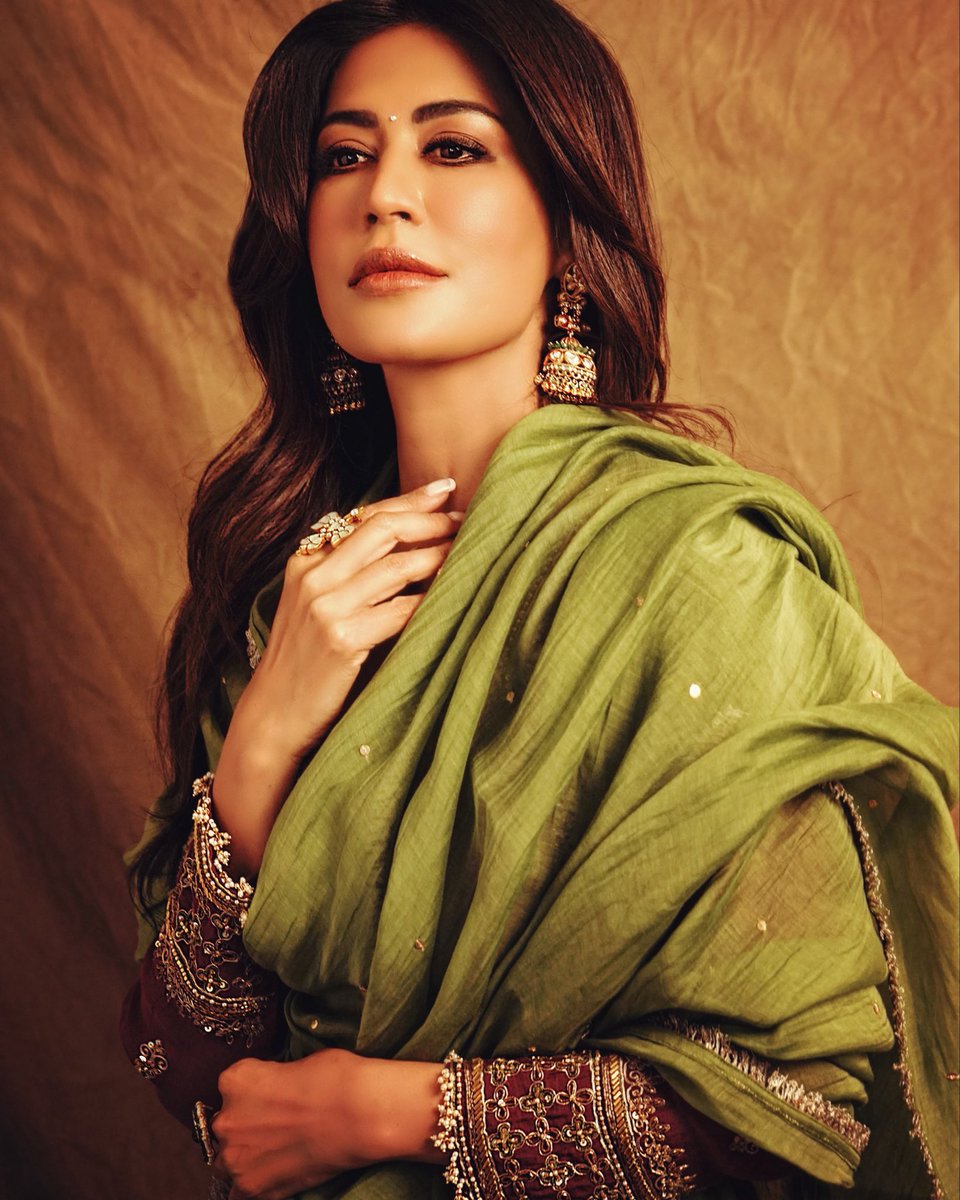 IChitrangda's tweet photo. Happy Ganesh chaturthi 
✨🌺💛

Outfit :  @theofficialhirikadhruti
Jewellry : @theauricjewels @curiocottagejewelery 
Footwear :  @fizzygoblet
Make Up : @nishisingh_muah
Hair : @little_hair_poetry
Photographer : @tejasmgaikwad
Styling :  @eshaamiin1 https://t.co/L9nDaNjcHv