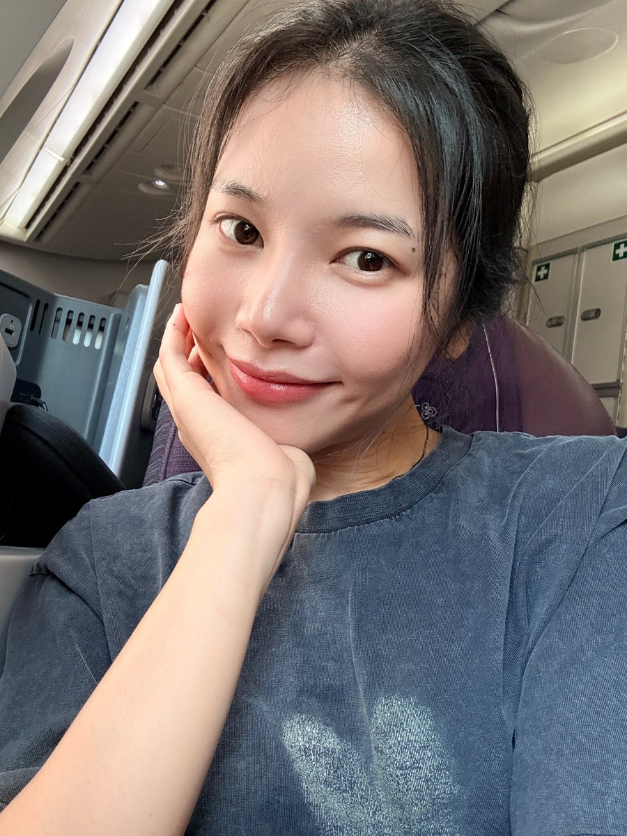 DragonKazoo77's tweet photo. YongSun is currently on her way to Australia, but she's in Bangkok for a layover. She was really looking forward to seeing YongSoonies at the airport today, but she didn't see them and even thought they might be hiding to surprise her. But she had to board her flight anyway. Even though she herself felt it was a pity, she was more worried about YongSoonies who might have been waiting for her at the airport, but couldn't access the chat app in time before departure. So, as soon as she had access to the Internet during the layover, she came online to reassure YongSoonies and cheer everyone up. She had even put on makeup especially to see YongSoonies, and joked that she'd take it off later in the airplane washroom while singing SeeYa's "Shoes".