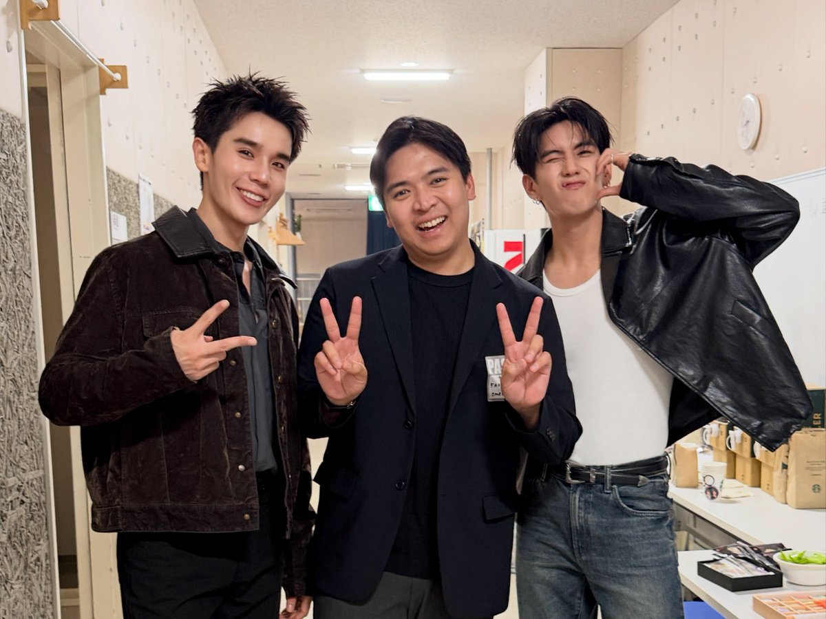 nok_zii's tweet photo. จิมมี่ซีกับทีมงานที่ญปน่ารักมากๆเลย 
GMMTV Fanday 33 in Osaka 🇯🇵 @jimmyyjp_ @Sea_tawinan 

#JimmySeaXFanday33inOSAKA
#jimmyjp #sea_tawinan https://t.co/Dcc3yweKAb