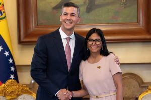 homeroboscan's tweet photo. Elemental Watson, diría Sherlock Holmes...El Presidente socialista de Paraguay, Santiago Peña, fue a Caracas quizá para cambiar la deuda de 300 millones de dólares por petróleo que su gobierno tiene con Pdvsa por una foto con Delcy Rodríguez que le insufle algúna seriedad al pecaminoso y odiado interinato chavista...Y Peña parece que no se fue por el despeñadero, a juzgar por la sonrisota que esboza en esa foto "comprada" con Delcy...Parece que Delcy le dijera...."No debes nada y te voy a mandar más petróleo"...Vuelve el chantaje de Hugo Chávez y Maduro de ofrecer petróleo a cambio de apoyo...Qué dirá Washington a eso?...