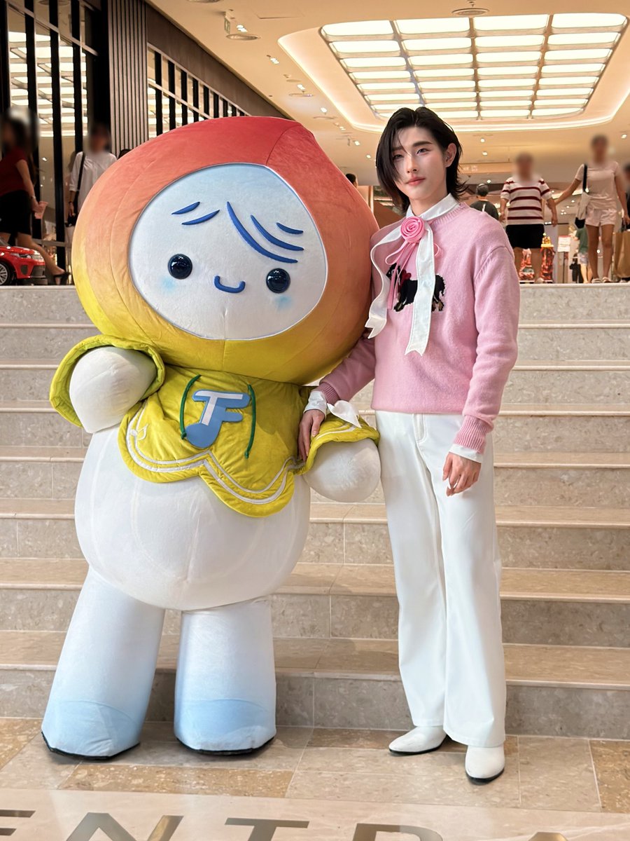 firstonefanclub's tweet photo. คนสวยกะคนสวยมาเจอกันนนน

NICE TO MEET RAINY
#CentralBangnaxRainy https://t.co/JIezn6ewAm