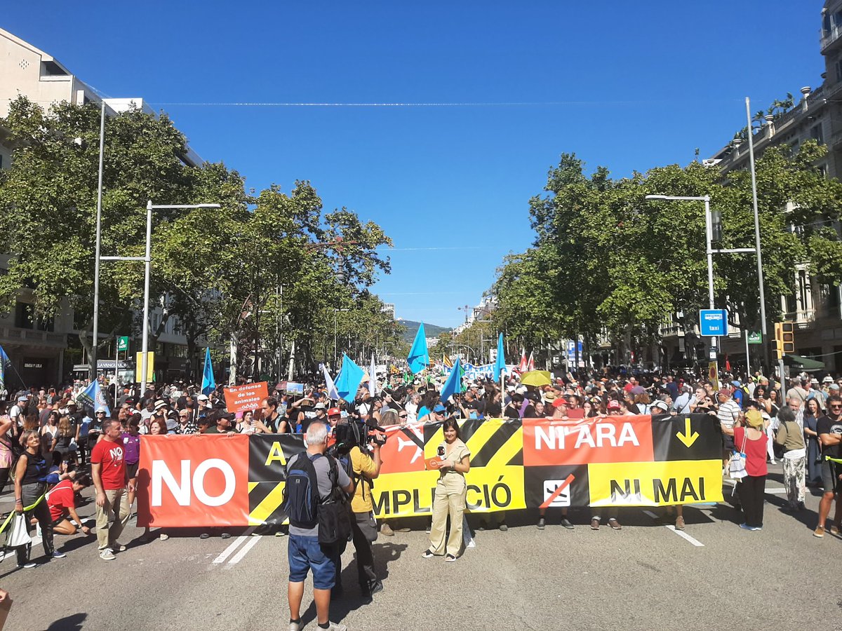 zeroportbcn's tweet photo. Tot a punt per començar. Fem que lajornada sigui inoblidable!
#NoAlAmpliació https://t.co/UZXJkizzvI