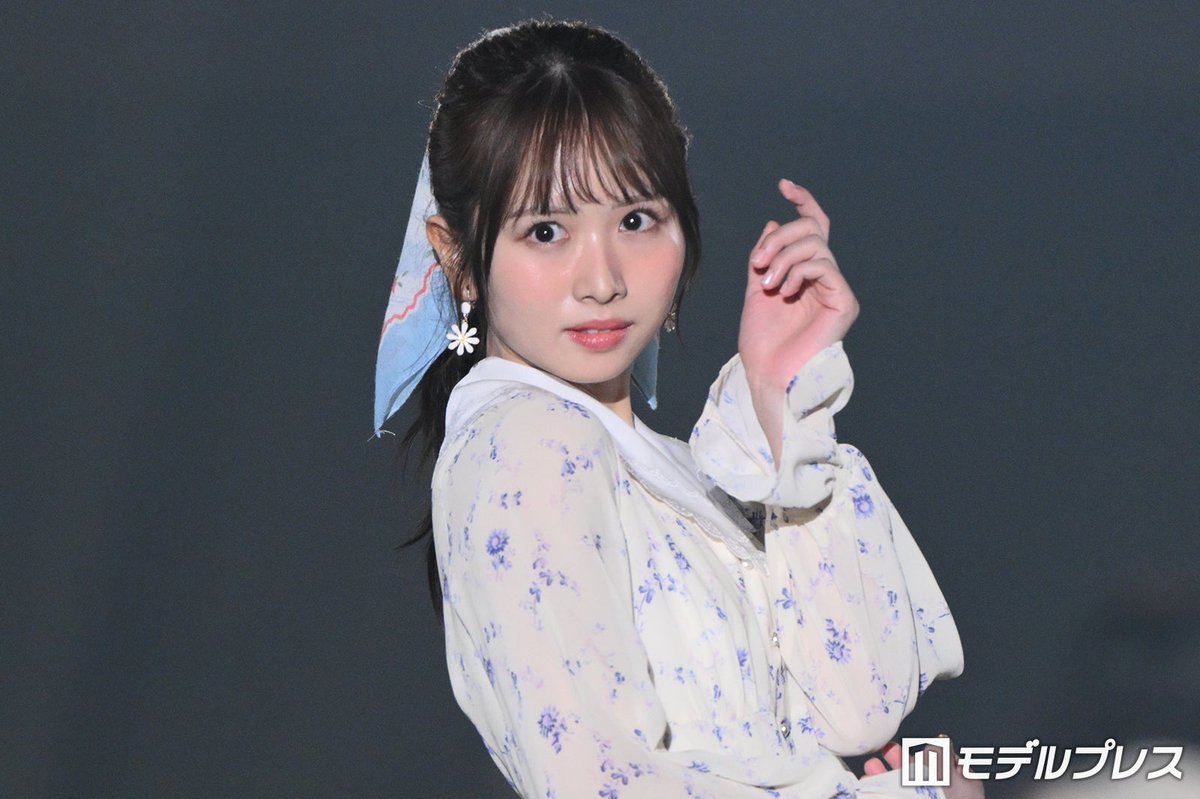modelpress's tweet photo. 【IDOL RUNWAY COLLECTION 2026A/W🎀】

日向坂46上村ひなの、スカーフ使いがオシャレ
花柄セットアップでガーリーに🌷
https://t.co/Fu2qxnYmhO

#IRC_TGC ▷アイドルランウェイ https://t.co/VNbeUMcKJm
