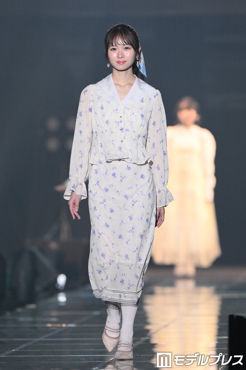 modelpress's tweet photo. 【IDOL RUNWAY COLLECTION 2026A/W🎀】

日向坂46上村ひなの、スカーフ使いがオシャレ
花柄セットアップでガーリーに🌷
https://t.co/Fu2qxnYmhO

#IRC_TGC ▷アイドルランウェイ https://t.co/VNbeUMcKJm