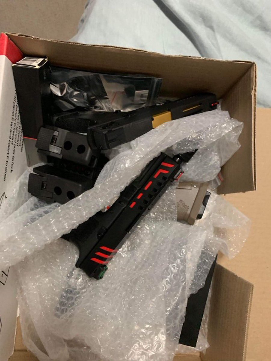 Realjaytrappy's tweet photo. Still shipping Glocks out $400 each https://t.co/Aq2FvXq6X4