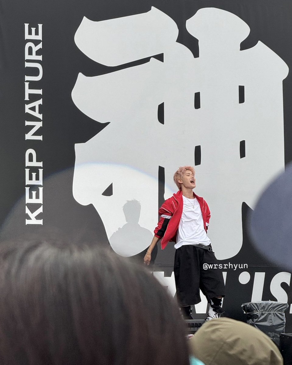 300kki's tweet photo. 이거 뒤에 빽 실제로 저거엿어요? 와.. 개멋진사진나옴 https://t.co/MK42OcFjbL