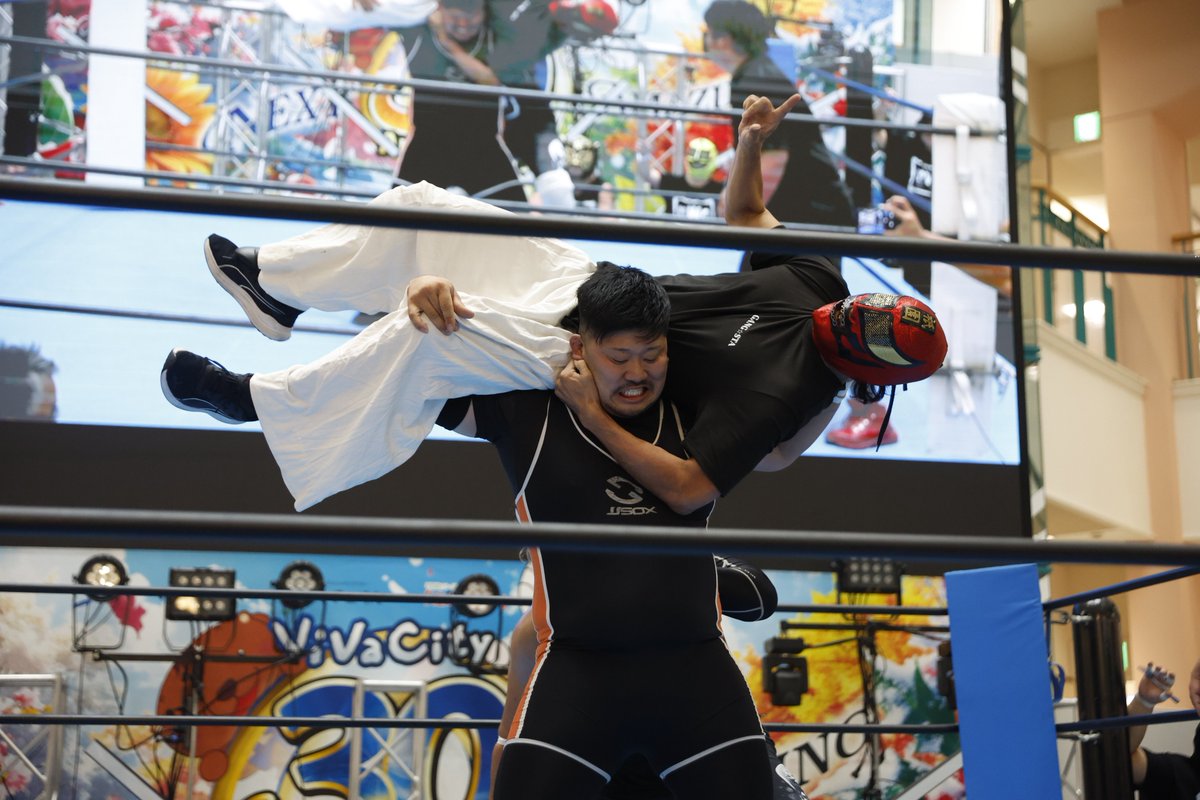 YmoTechnopolis's tweet photo. 長浜プロレス観に行ってきた！
今日も大勢の方で賑わってました。
試合前のフラダンスも良かったです。 https://t.co/GoSARZ2Rqh