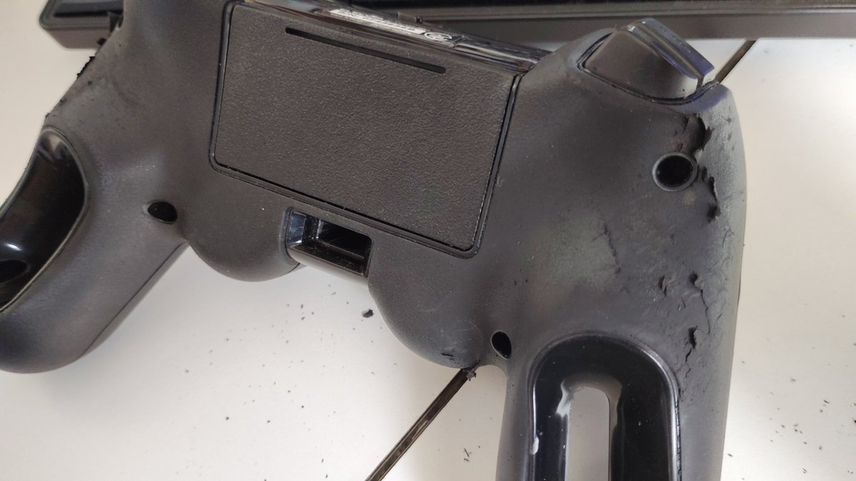 chiroline's tweet photo. PCで使っているコントローラー(FF14はキーボード＆マウスなので使ってないのですが)、ゴムが劣化してきていてボロボロ剥がれてきちゃうの……。遊んでいると机の上が大変なことに😂でも壊れているわけじゃなくて使えるし、買い替えるか迷う～。そしてマイクラのSSの保管場所を探し出せず……。 https://t.co/cBFC3M7ctd