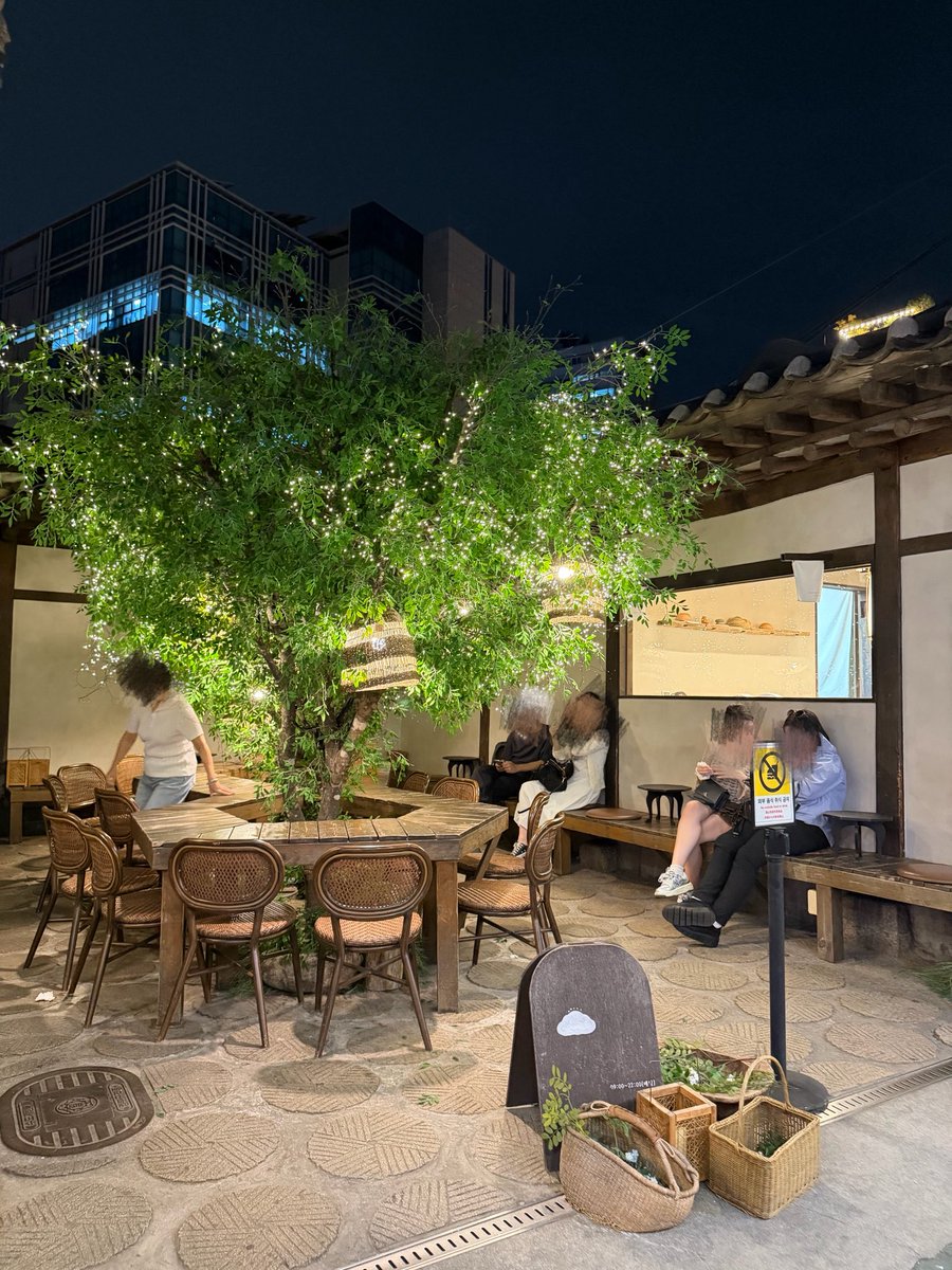ponamiminapo's tweet photo. なんか最近韓国楽しくないのはずっと江南にいるからでは…と思って今回10年ぶりに明洞近辺にいってみたんだけどかなり良かった
仁寺洞は夜になるとみんな外��お酒飲んでめちゃくちゃ楽しそうなのに一つ奥に入ると韓屋通りがあってお散歩楽しい
美味しいご飯屋さんもクリニックもなんでもある https://t.co/QwrXtkgc9e