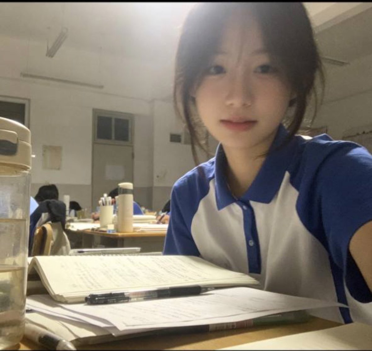 autumn29iw4's tweet photo. 准备又到晚自习时间，无聊哦🥱

我看书你们看我的福😝  

 心情不好来X发泄了

无🚪，无🚪 马上删了…… https://t.co/ndyd5p5xpF