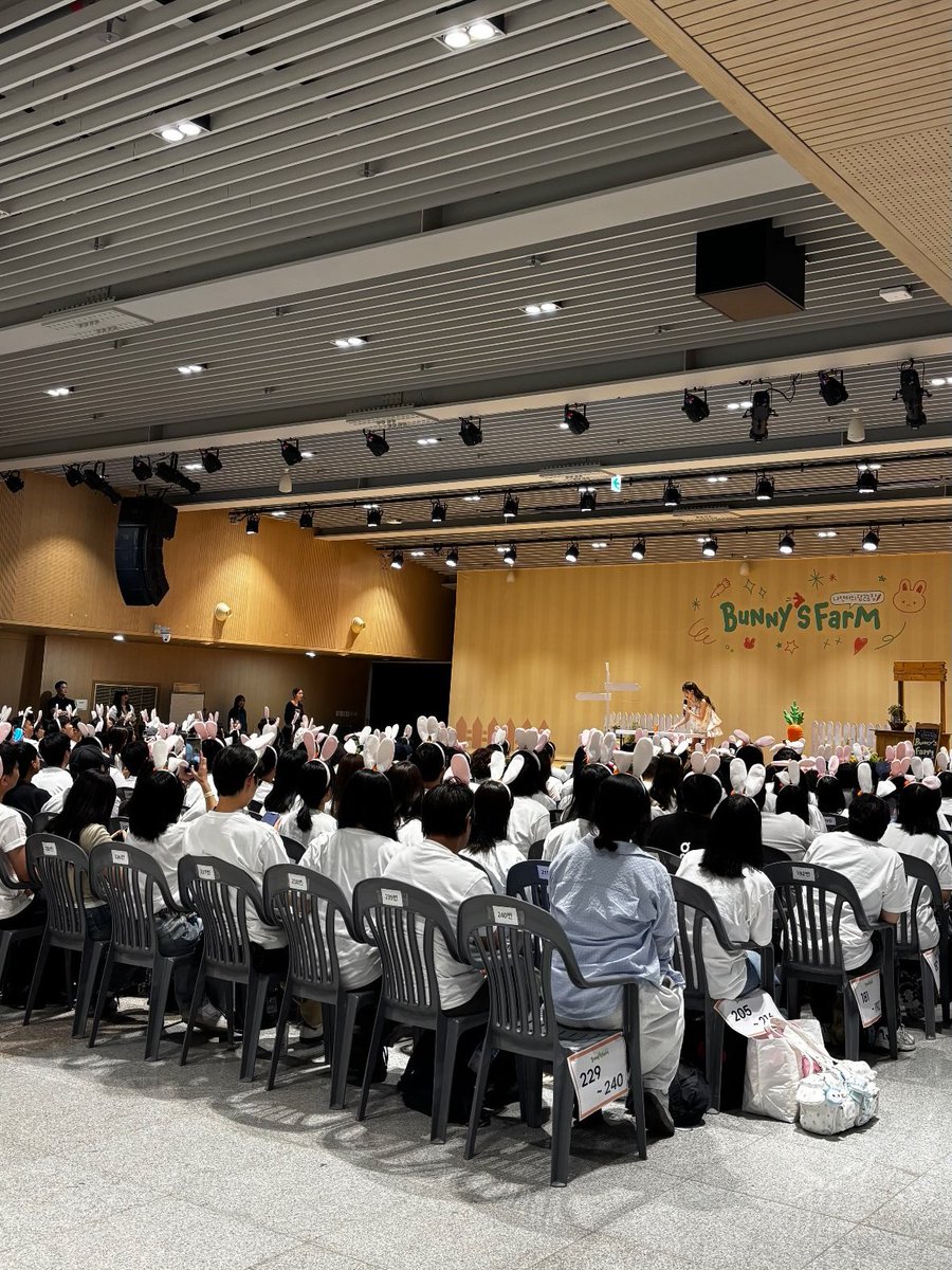 godmitzu's tweet photo. NAYEON gave out bunny ears headbands to everyone that came to her birthday fanmeeting so it just looks like a bunny gathering 😭😭😭 https://t.co/xiihxCBc0V