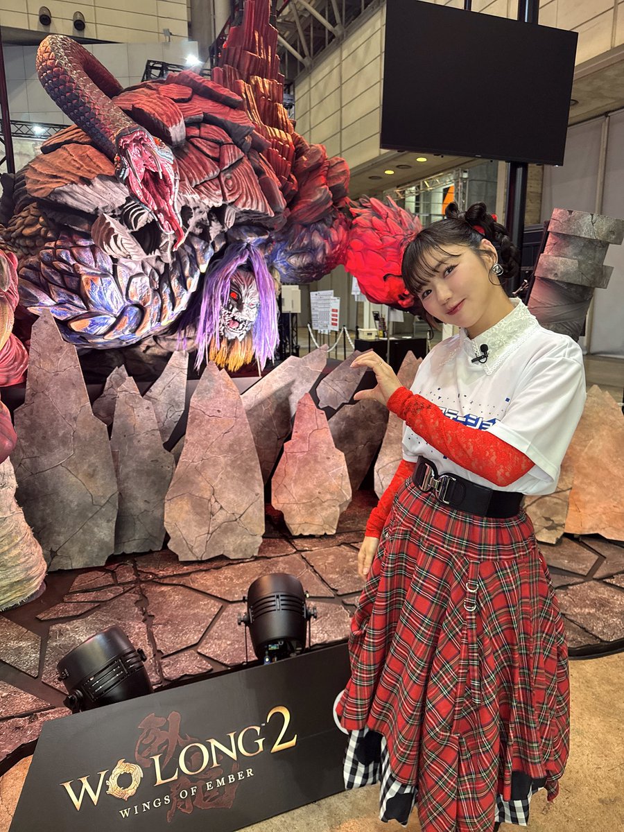 HATSUNEXJAPAN's tweet photo. TGS終演後にコーエーテクモブースで推し活！！
ちょっとちょっと〜曹仁さん全然ハート作ってくれてないじゃないですかー！もしかして倒したから怒ってるんですか？？？？？？

 #WoLong2  #TGS2026 https://t.co/QtvbV35yXl