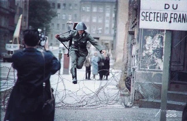 LViehler's tweet photo. Heute um 18 Uhr werden wir womöglich solche Bilder sehen:
Verzweifelte Berliner, die aus der neuen Ostzone entkommen wollen. https://t.co/HM3A5bHRd7