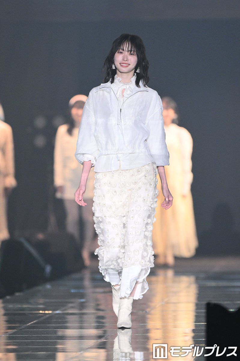 modelpress's tweet photo. 【IDOL RUNWAY COLLECTION 2026A/W🎀】

日向坂46髙橋未来虹、オールホワイトコーデ
表情の変化にドキッ🤍
https://t.co/Fu2qxnYmhO

#IRC_TGC ▷アイドルランウェイ https://t.co/ypCtx4ypMy