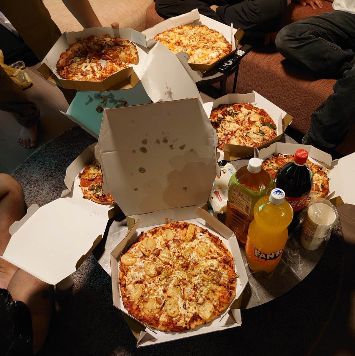 Garuryu_Dragon's tweet photo. ケモケアフターは お宿でみんなでピザパ！🍕 🥤今日はおつかれさまでした！ https://t.co/TN4knJspDc