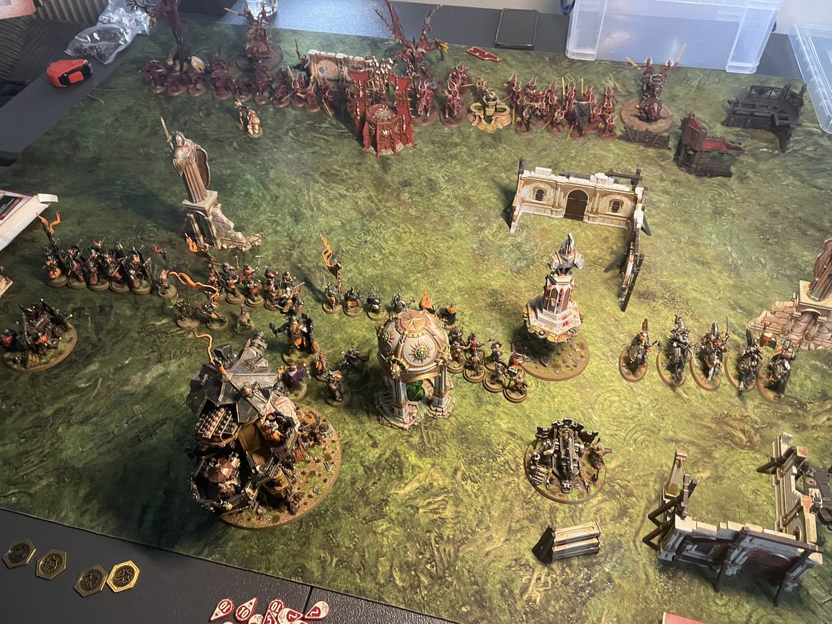 EaterOfBrushes's tweet photo. First 2k AoS game! 

Cities vs khrone demons!

Defend the nexus! https://t.co/24pdMY6izz