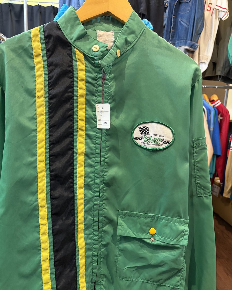 idinfo0942's tweet photo. グリーンのナイロンレーシングジャケット。スタンドカラー、フロントジップ、黒×黄色のレーシングストライプ。

胸には「BOLINK INDUSTRIES」のチェッカーフラッグワッペン。

サイズは店頭でご確認ください。久留米市六ツ門町21-2、二番街商店街 https://t.co/rR1hr8R7wC