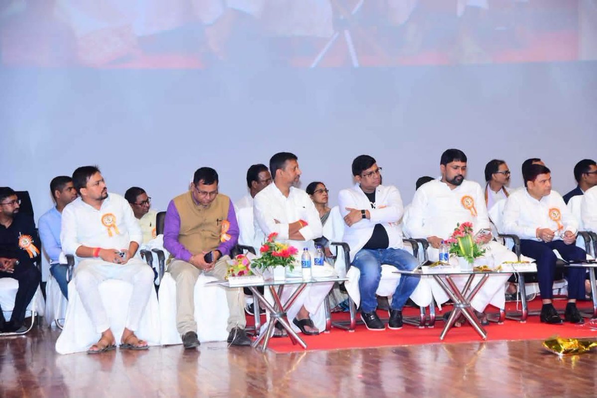 RatneshKBJP's tweet photo. आज पटना के बापू सभागार में प्रोग्रेसिव बुद्धिजीवी एसोसिएशन द्वारा आयोजित “विकसित बिहार: नींव से निर्माण तक” महामंथन सह लव-कुश प्रतिभा सम्मान समारोह में सम्मिलित हुआ।

इस अवसर पर माननीय मुख्यमंत्री श्री Samrat Choudhary जी, बिहार सरकार के मंत्री श्री निशांत कुमार जी, श्री श्रवण कुमार जी, राज्यसभा सांसद श्री उपेंद्र कुशवाहा जी एवं अन्य गणमान्य जनों की गरिमामयी उपस्थिति रही।

बिहार के विकास, सामाजिक समरसता और प्रतिभाओं के सम्मान का यह आयोजन निश्चित रूप से प्रेरणादायी रहा।
#ViksitBihar #RatneshKushwaha #PatnaSahib #Bihar