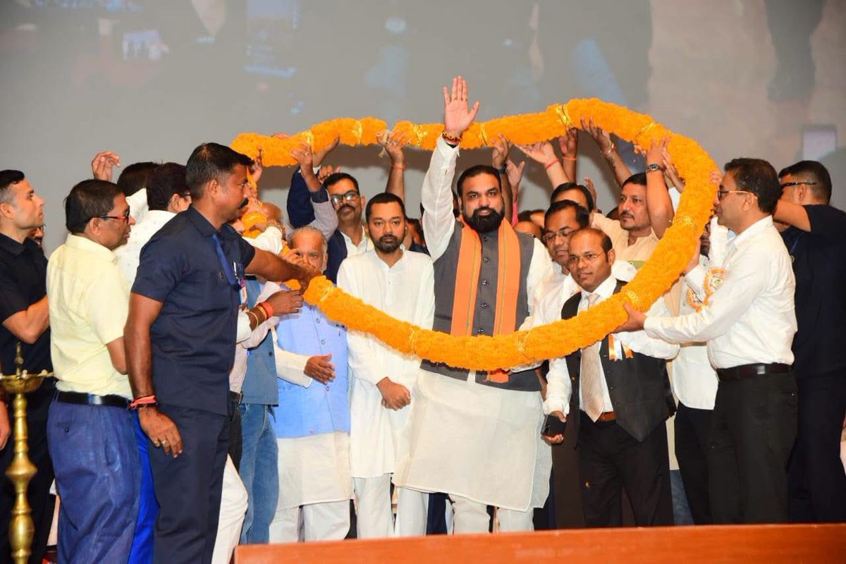 RatneshKBJP's tweet photo. आज पटना के बापू सभागार में प्रोग्रेसिव बुद्धिजीवी एसोसिएशन द्वारा आयोजित “विकसित बिहार: नींव से निर्माण तक” महामंथन सह लव-कुश प्रतिभा सम्मान समारोह में सम्मिलित हुआ।

इस अवसर पर माननीय मुख्यमंत्री श्री Samrat Choudhary जी, बिहार सरकार के मंत्री श्री निशांत कुमार जी, श्री श्रवण कुमार जी, राज्यसभा सांसद श्री उपेंद्र कुशवाहा जी एवं अन्य गणमान्य जनों की गरिमामयी उपस्थिति रही।

बिहार के विकास, सामाजिक समरसता और प्रतिभाओं के सम्मान का यह आयोजन निश्चित रूप से प्रेरणादायी रहा।
#ViksitBihar #RatneshKushwaha #PatnaSahib #Bihar