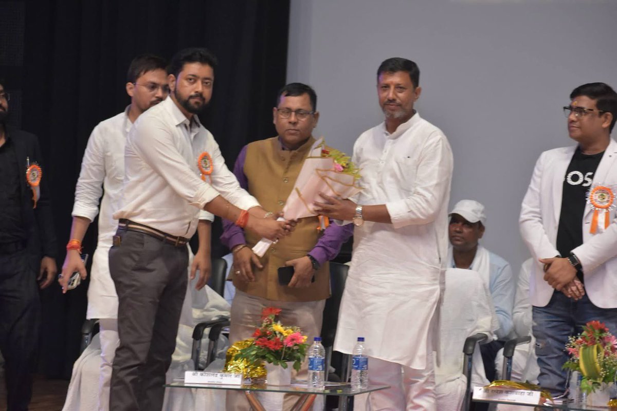 RatneshKBJP's tweet photo. आज पटना के बापू सभागार में प्रोग्रेसिव बुद्धिजीवी एसोसिएशन द्वारा आयोजित “विकसित बिहार: नींव से निर्माण तक” महामंथन सह लव-कुश प्रतिभा सम्मान समारोह में सम्मिलित हुआ।

इस अवसर पर माननीय मुख्यमंत्री श्री Samrat Choudhary जी, बिहार सरकार के मंत्री श्री निशांत कुमार जी, श्री श्रवण कुमार जी, राज्यसभा सांसद श्री उपेंद्र कुशवाहा जी एवं अन्य गणमान्य जनों की गरिमामयी उपस्थिति रही।

बिहार के विकास, सामाजिक समरसता और प्रतिभाओं के सम्मान का यह आयोजन निश्चित रूप से प्रेरणादायी रहा।
#ViksitBihar #RatneshKushwaha #PatnaSahib #Bihar