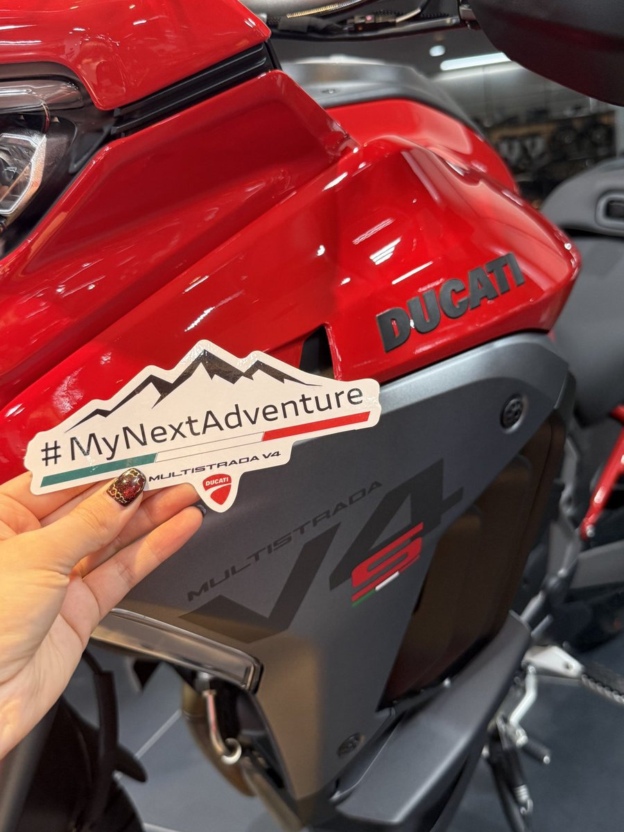 DucatiHyogo's tweet photo. 9月20日（日）～10月18日（日）

キャンペーン期間中にご来店いただきMultistrada V4に跨っていただいた方にオリジナルステッカーをプレゼント。
さらに、Multistrada V４にご試乗・お見積りをいただいた方の中から、抽選で1名様に星野リゾート宿泊ギフト券『10万円分』をプレゼントいたします🎁 https://t.co/bhLGY7TVYK