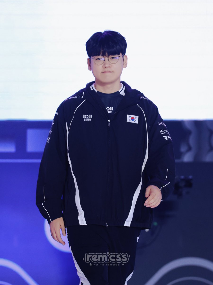 rem_css's tweet photo. 260920 AG exhibition match

walkin’ to u

#Gumayusi #구마유시 #이민형 https://t.co/RF1B3IXpLt